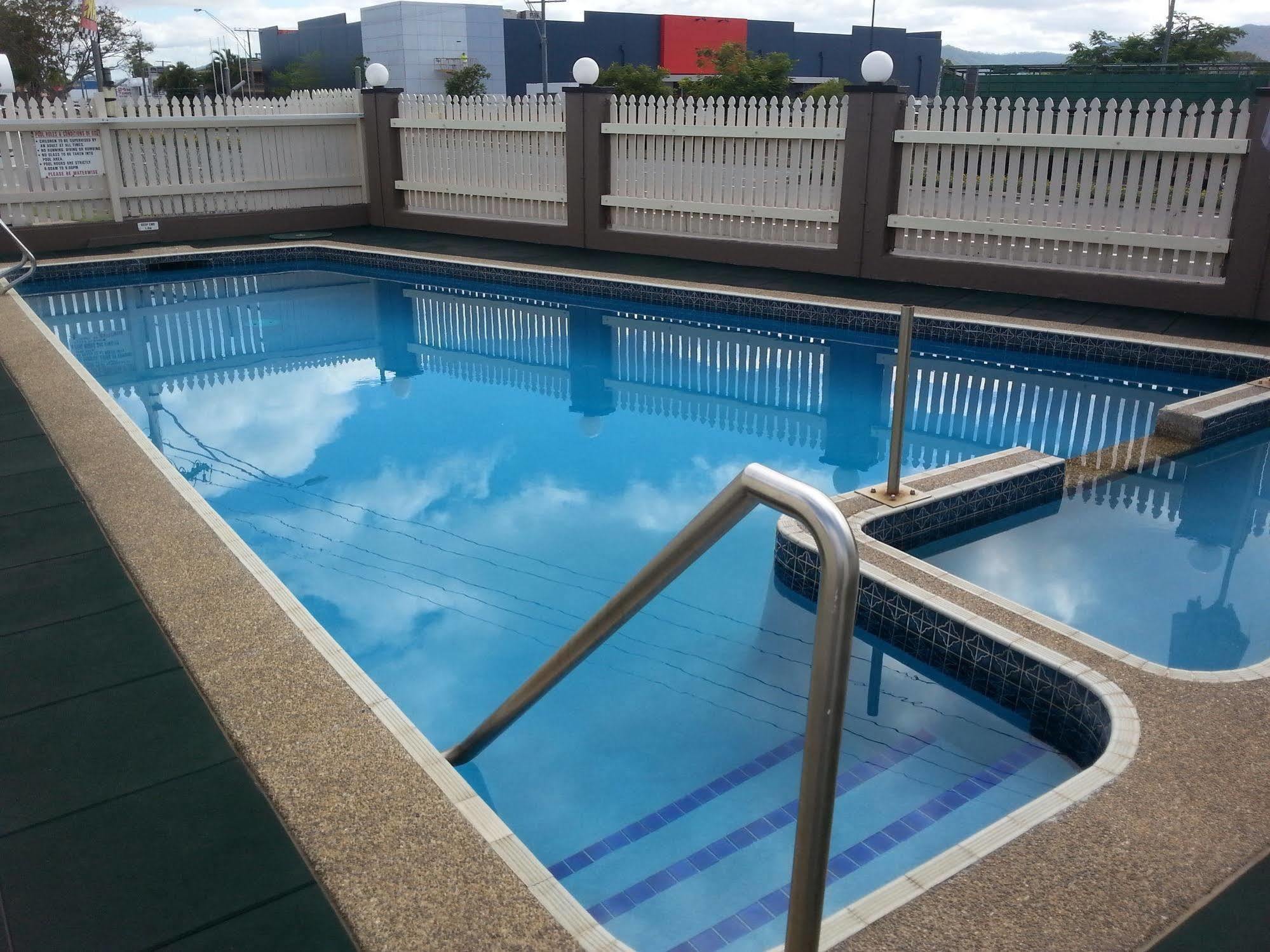 Golden Fountain Motel Rockhampton Esterno foto